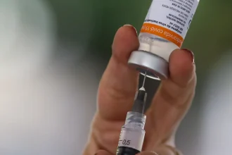 ha-5-anos,-brasil-aplicava-primeiras-doses-de-vacina-contra-a-covid-19