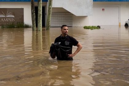 agua-na-cintura:-influenciador-mostra-perrengue-ao-ser-surpreendido-por-temporal-em-sc