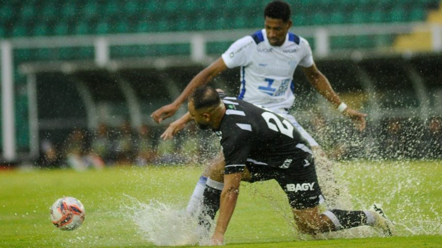chuva,-um-a-menos-e-inteligencia:-a-vitoria-tatica-e-de-superacao-do-avai-no-classico