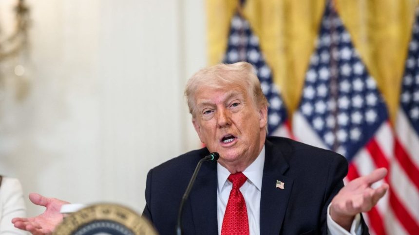 trump-com-mancha-na-mao:-sinal-roxo-levanta-teoria-sobre-saude-do-presidente-dos-eua;-entenda