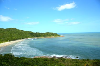 apos-anos-lidando-com-demolicoes,-pescadores-de-praia-isolada-em-sc-tem-territorio-reconhecido
