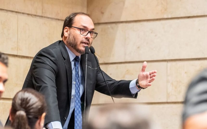 tarcisio-e-carlos-bolsonaro-se-reunem-em-almoco-discreto-antes-de-visita-a-bolsonaro-na-prisao