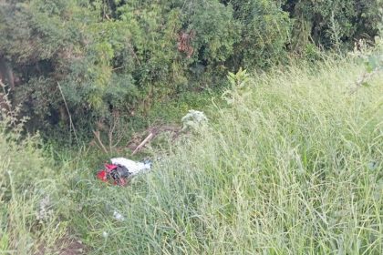 motociclista-morre-apos-sair-da-pista-e-cair-em-ribanceira-em-sc