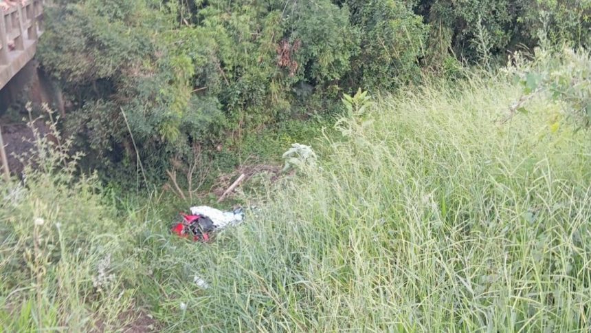 motociclista-morre-apos-sair-da-pista-e-cair-em-ribanceira-em-sc