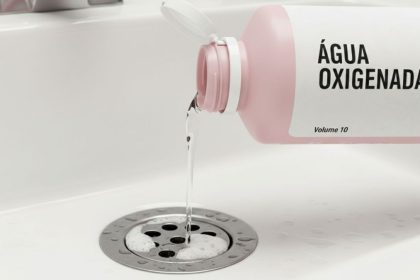 colocar-agua-oxigenada-no-ralo-do-banheiro:-os-beneficios-e-como-fazer-em-casa