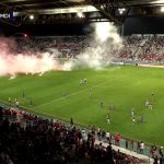 video:-jec-x-marcilio-dias-e-paralisado-apos-torcedores-jogarem-sinalizadores-no-gramado