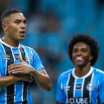 gremio-faz-chuva-de-gols-no-2o-tempo-e-goleia-o-botafogo-com-hat-trick-de-carlos-vinicius