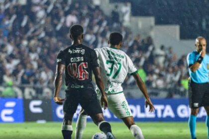 jean-carlos-faz-golaco-de-falta-no-fim-e-chapecoense-arranca-empate-com-o-vasco-no-rj