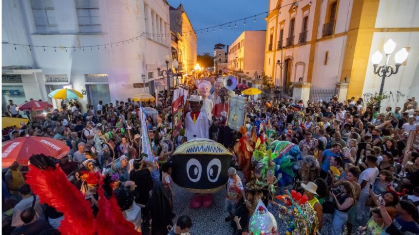 tradicao-dos-bonecos-gigantes:-como-o-berbigao-do-boca-marca-o-carnaval-em-florianopolis