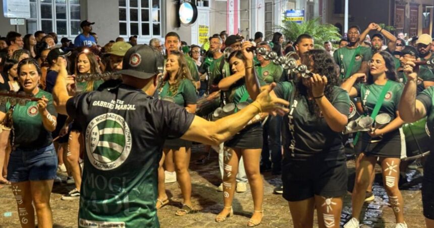 ao-vivo:-acompanhe-o-desfile-de-carnaval-das-escolas-de-samba-de-laguna