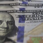 dolar-cai-para-o-menor-valor-em-21-meses,-e-bolsa-bate-recorde