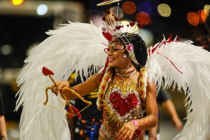 o-amor-esta-no-ar-e-na-passarela:-rainha-de-bateria-e-pedida-em-casamento-durante-desfile