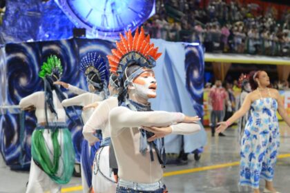 nacao-guarani-exalta-millennials-com-viagem-no-tempo-no-desfile-de-carnaval-de-florianopolis