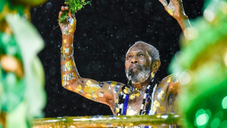 sob-forte-chuva,-os-protegidos-da-princesa-desfilam-sobre-a-agua-e-exigem-respeito