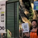video:-carregador-ambulante-vira-febre-e-garante-renda-extra-no-carnaval-2026