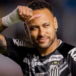 video:-neymar-recebe-carinho-das-criancas-e-se-surpreende-com-xara-em-jogo-do-santos