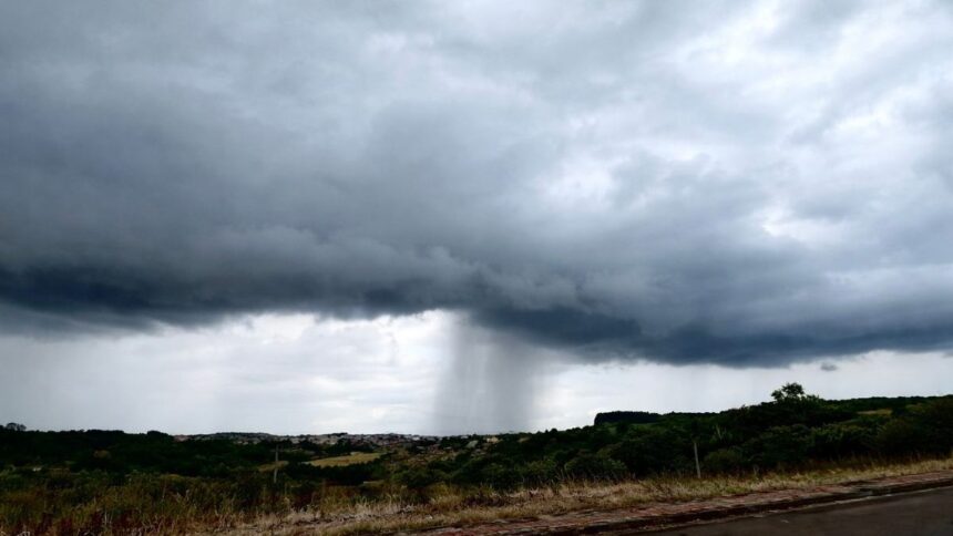 alerta-duplo:-sc-esta-sob-risco-de-temporais-com-ventos-de-100-km/h-e-calor-extremo