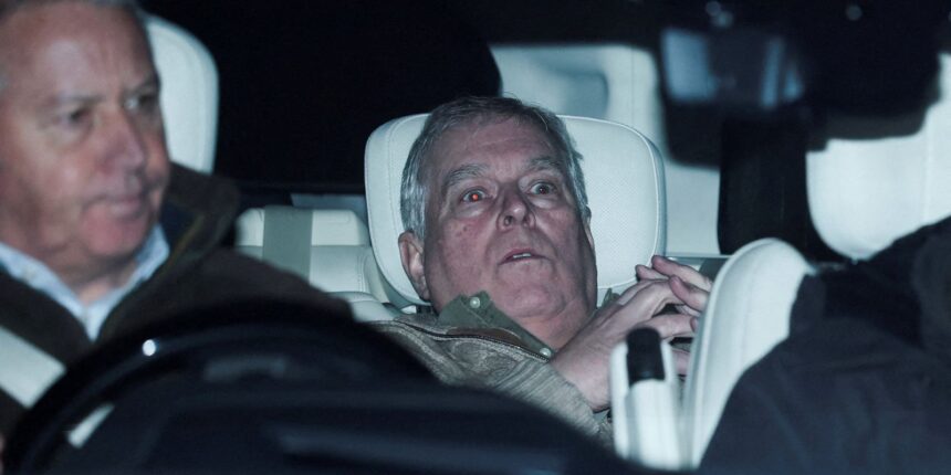policia-segue-com-buscas-em-mansao,-apos-libertar-ex-principe-andrew