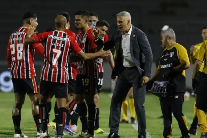 sao-paulo-vence-o-coritiba-fora,-alcanca-a-5a-vitoria-seguida-e-segue-invicto-no-brasileirao