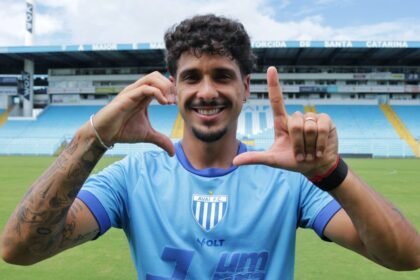 daniel-penha:-meia-do-avai-celebra-gols-e-o-amor-pela-esposa-que-faz-tratamento-contra-cancer