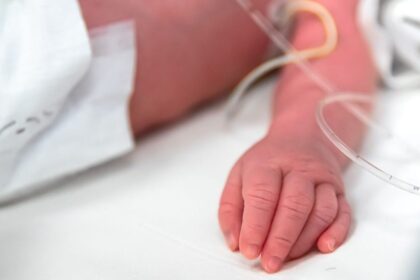 mae-cai-no-choro-em-sepultamento-de-bebe-e-diz-que-pai-e-culpado-pela-morte-do-filho-em-sc
