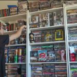 e-como-se-fosse-um-vicio:-o-mundo-de-uma-colecionadora-de-filmes-em-sc