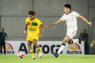 com-golaco-de-jhonata-robert,-criciuma-bate-o-brusque-fora-e-esta-na-final-da-taca-acesc