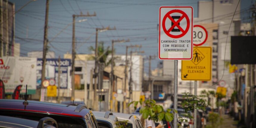 precisamos-organizar-esse-trafego:-cidade-de-sc-cria-rota-para-caminhoes-de-conteineres
