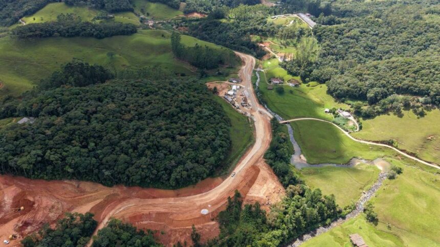 apos-meio-seculo-de-espera,-rodovia-em-sc-ganha-asfalto-e-transforma-ligacao-entre-cidades