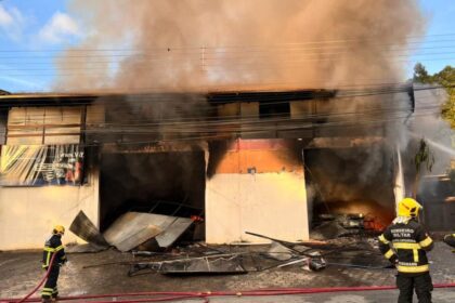 senti-o-cheiro-e-vi-um-brilho-vermelho:-morador-relata-desespero-em-incendio-em-blumenau