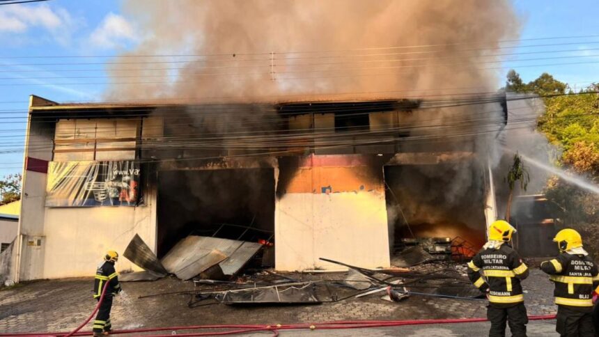 senti-o-cheiro-e-vi-um-brilho-vermelho:-morador-relata-desespero-em-incendio-em-blumenau