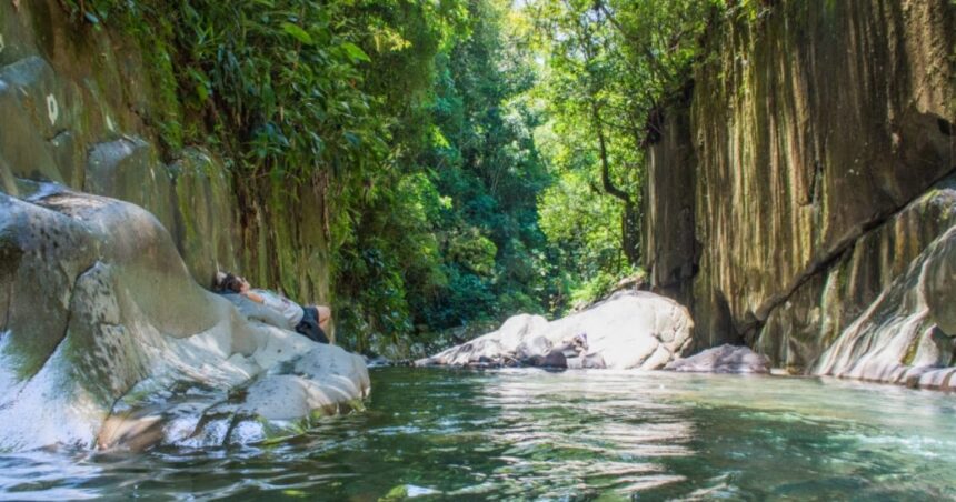 apelidada-pelos-imigrantes-de-vale-magico,-cachoeira-em-sc-encanta-visitantes-por-100-anos