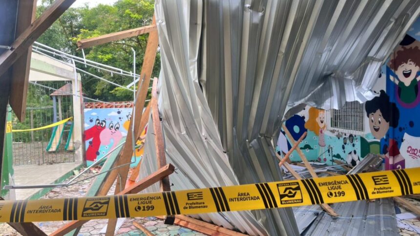 reforma-de-ate-r$-1-milhao-e-estimada-apos-destruicao-de-telhado-em-escola-de-blumenau