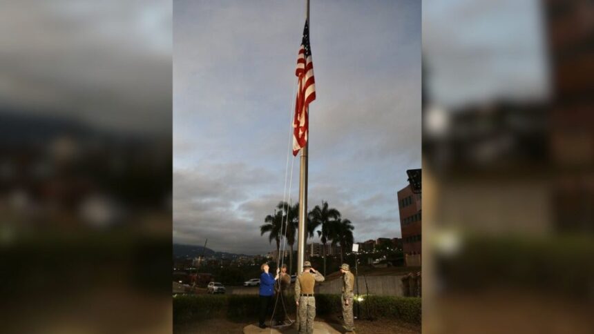 eua-voltam-a-hastear-bandeira-na-embaixada-em-caracas-apos-7-anos:-nova-era-comecou