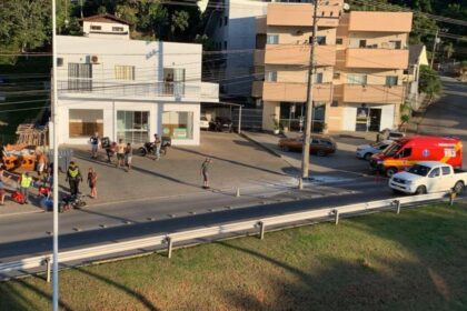 homem-morre-ao-bater-em-poste-no-mesmo-local-onde-mulher-morreu-um-dia-antes-em-sc