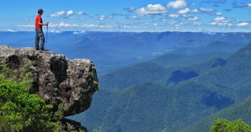 cabeca-do-urso:-pedra-com-formato-curioso-atrai-turistas-de-diversos-paises-no-sul-de-sc