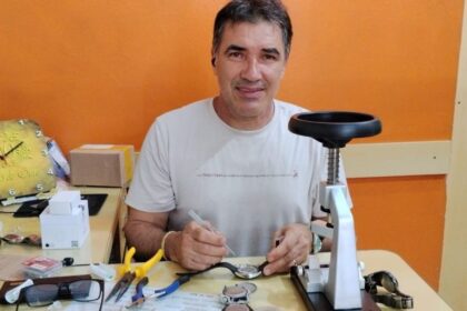de-aprendiz-sem-salario-a-dono-de-relojoaria:-empresario-mantem-tradicao-ha-25-anos-em-sc