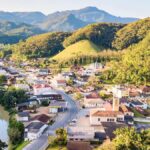 quanto-custa-morar-na-cidade-de-sc-que-tem-fila-de-espera-de-ate-30-dias-para-alugar-imovel?