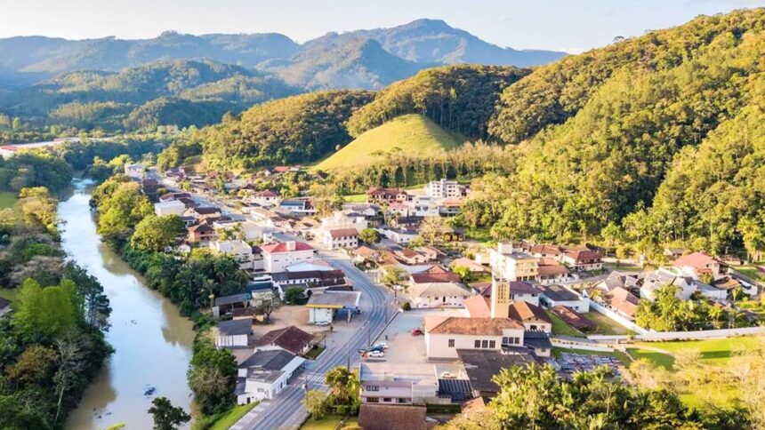 quanto-custa-morar-na-cidade-de-sc-que-tem-fila-de-espera-de-ate-30-dias-para-alugar-imovel?