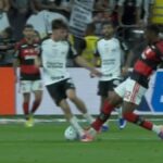 video:-evertton-araujo-e-expulso-em-corinthians-x-flamengo-apos-forte-entrada-em-breno-bidon