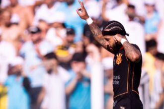 depay-e-cortado-da-holanda-e-pode-pagar-multa-apos-uso-de-celular-em-corinthians-x-flamengo