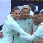 brasil-leva-segundo-gol-da-franca-apos-expulsao-e-torcedores-cantam-por-neymar-no-estadio