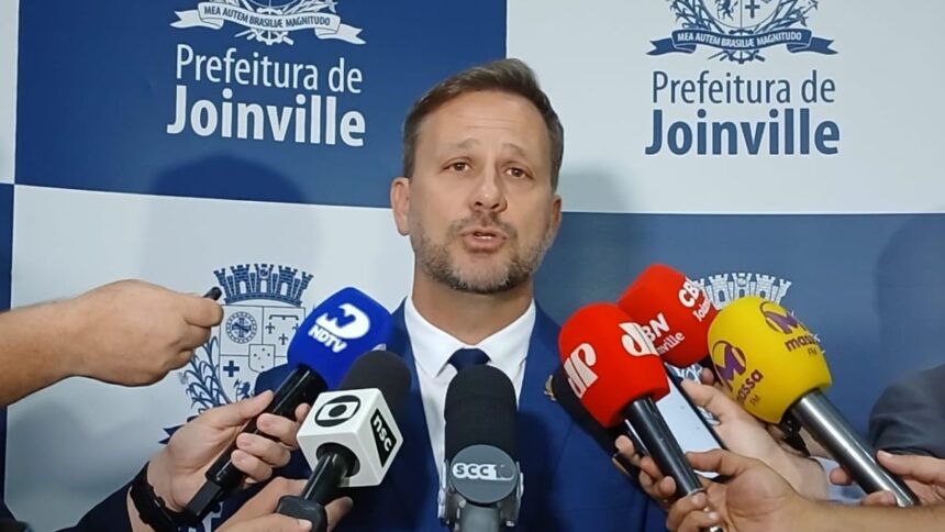 troca-de-comando:-adriano-silva-se-despede-da-prefeitura-e-rejane-gambin-assume-em-joinville