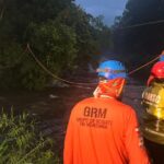 fotos:-chuva-forte-faz-rio-subir-e-deixa-16-pessoas-e-um-cachorro-ilhados-em-trilha-em-sc