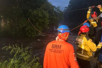 fotos:-chuva-forte-faz-rio-subir-e-deixa-16-pessoas-e-um-cachorro-ilhados-em-trilha-em-sc