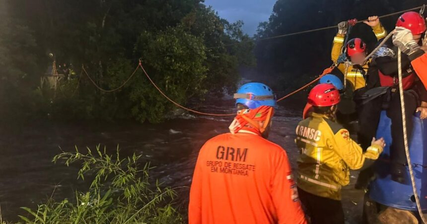 fotos:-chuva-forte-faz-rio-subir-e-deixa-16-pessoas-e-um-cachorro-ilhados-em-trilha-em-sc