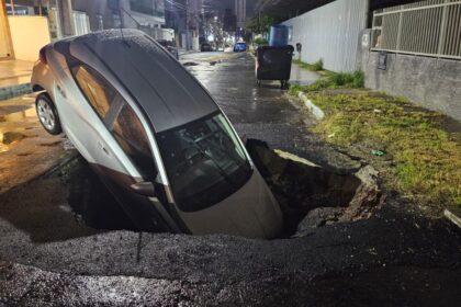 video:-carro-cai-em-cratera-formada-apos-fortes-chuvas-em-balneario-camboriu