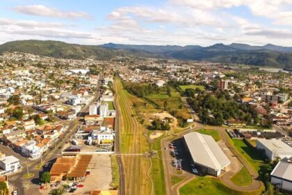 dividida-pelo-trilho:-ponto-em-cidade-de-sc-permite-estar-em-dois-estados-ao-mesmo-tempo