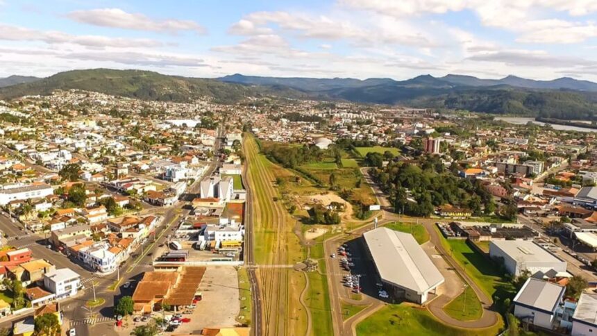 dividida-pelo-trilho:-ponto-em-cidade-de-sc-permite-estar-em-dois-estados-ao-mesmo-tempo