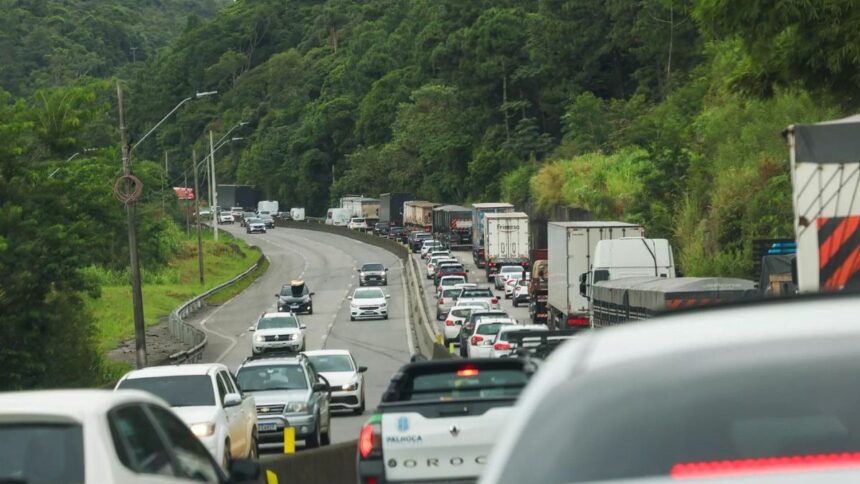 acidente-no-morro-dos-cavalos-causa-bloqueio-de-faixa-e-lentidao-no-transito-da-br-101